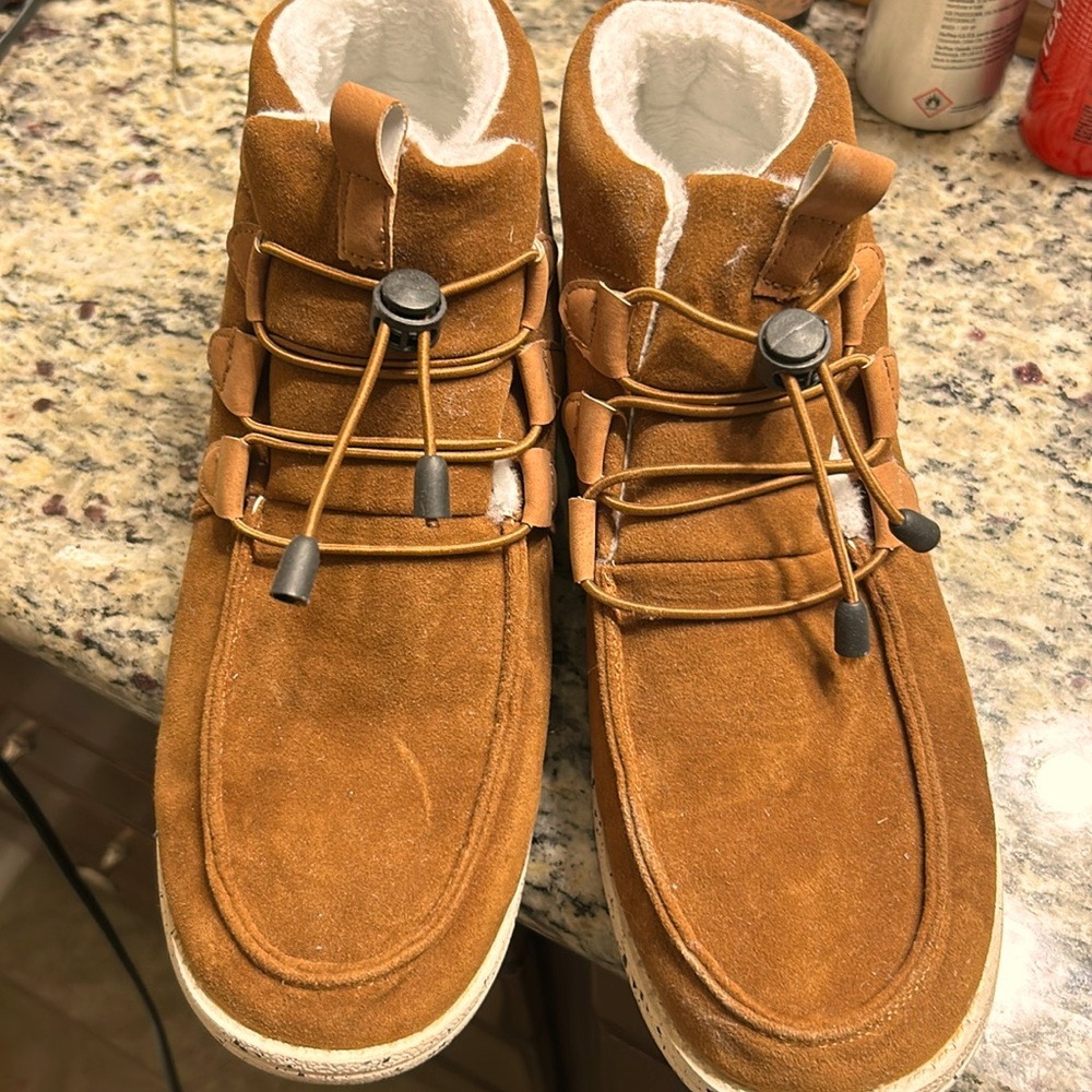 Women's boots Sz 42 comparable to Sz 9